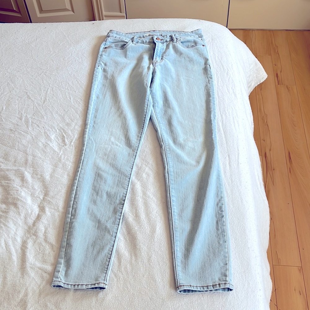 Light wash old navy skinny jeans. Size 8